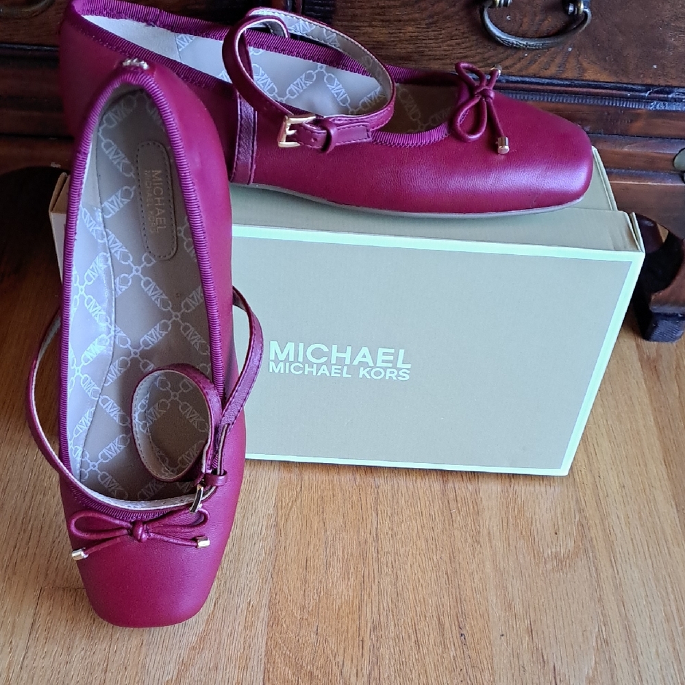 LIKE NEW WITH ORIG BOX Michael Kors Red Ballet Flats with Flex Construction!!